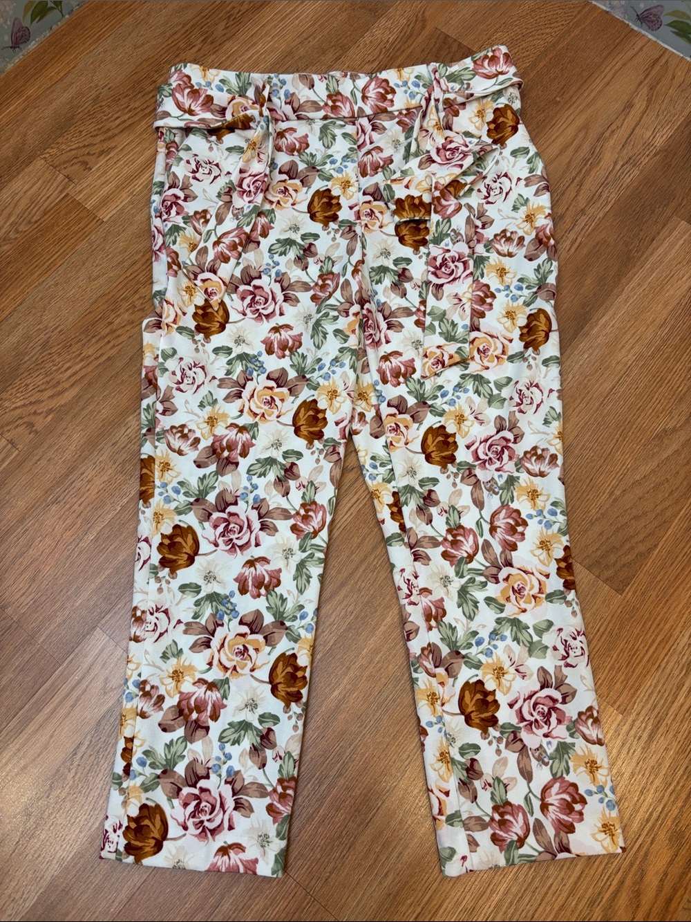 Jules & Leopold cream and multicolor floral belted pants. Size M.